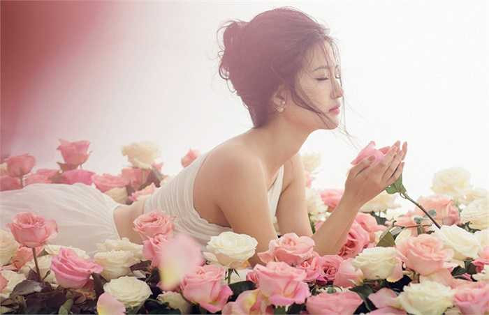 Sau khi khép lại chương trình Bước nhảy hoàn vũ với vị trí MC nữ, người đẹp Mỹ Linh mới đây lại tiếp tục được mời làm MC cho show truyền hình thực tế The Voice, bên cạnh MC Phan Anh. 