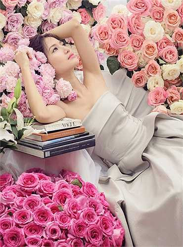 Trước khi đảm nhiệm vị trí này, Mỹ Linh thực hiện bộ ảnh mới rất lôi cuốn và gợi cảm.