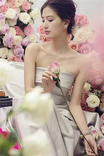 Mỹ Linh vốn là một cô nàng yêu thích vẻ đẹp của hoa, đặc biệt là hoa hồng và mẫu đơn, chính vì thế mà Mỹ Linh quyết định chụp một bộ hình bên 2 loại hoa ưa thích của mình, cũng đúng vào thời điểm mẫu đơn đang bắt đầu nở đẹp.