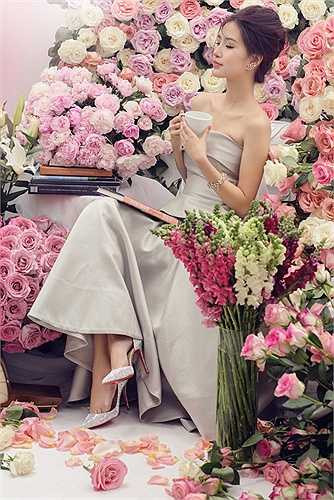 Ngắm Mỹ Linh vai trần, eo thon lôi cuốn mọi ánh nhìn trong bộ ảnh mới.