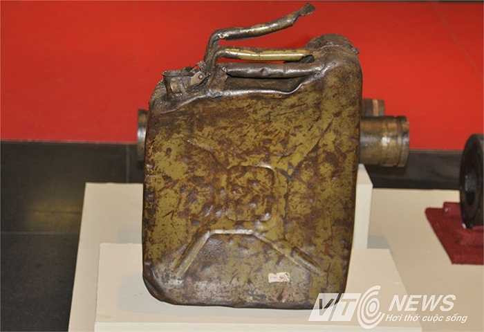 Can đựng xăng của Bộ đội xăng dầu tiểu đoàn 33-trung đoàn 14 dùng để gùi xăng chi viện cho chiến trường.