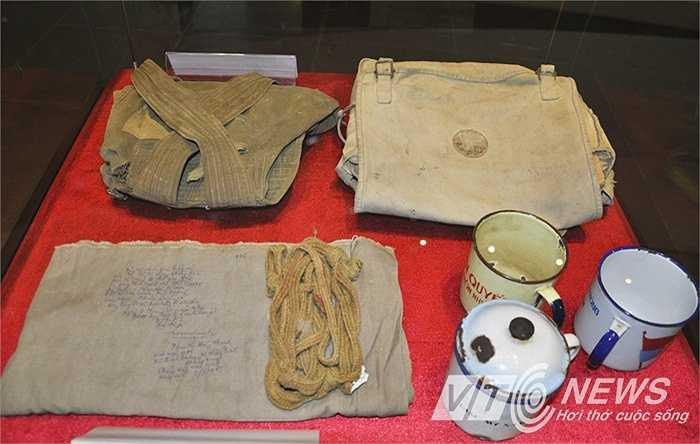 Một số vật dụng, tư trang của bộ đội.