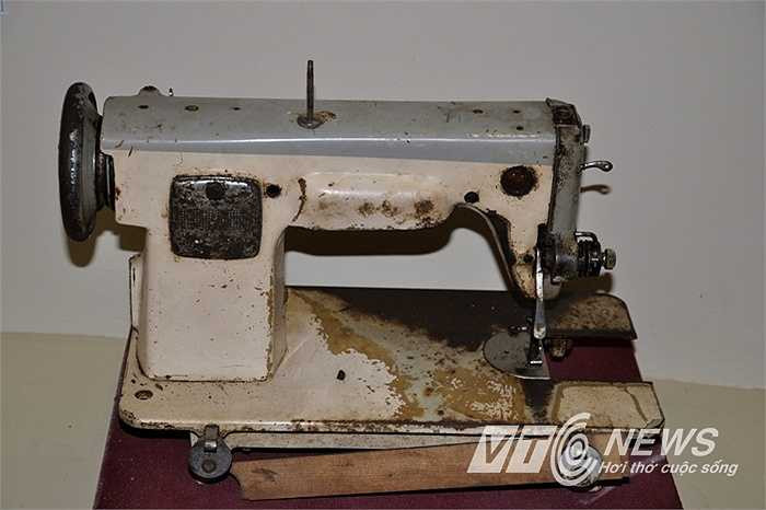 Máy khâu của Bộ đội quân nhu - Bộ chỉ huy miền nam may quân phục phục vụ cho chiến dịch Hồ Chí Minh.