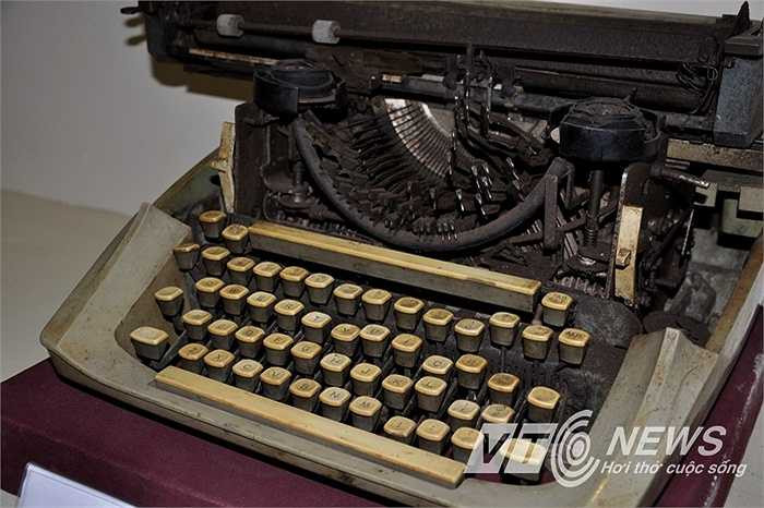 Máy đánh chữ phục vụ công tác đánh tài liệu, điện,...