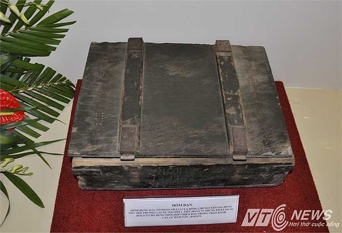 Hòm đựng đầu nổ pháo 150 ly của đồng chí Nguyễn Gia Hùng - Tiểu đội trưởng lái xe, Đại đội 2, tiểu đoàn 57, trung đoàn 512, sư đoàn 571 đã dùng trong trận đánh căn cứ Hàm Tân năm 1975.