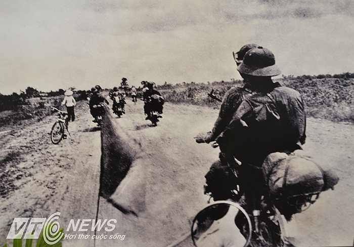 Hình ảnh vận chuyển vật chất chi viện cho chiến trường miền Nam.