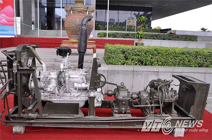 Chiếc máy bơm Trường Sơn do Cục Xăng Dầu - Tổng cục hậu cần nghiên cứu chế tạo từ năm 1969. Máy dùng để bơm xăng dầu phục vụ chiến trường trong cuộc kháng chiến chống Mỹ.