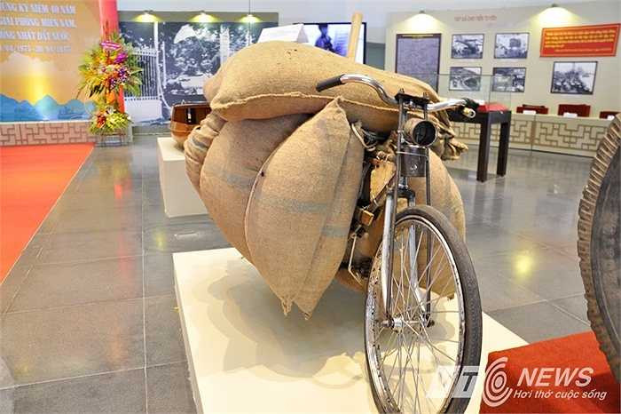 Xe đạp thồ của Anh hùng lực lượng vũ trang Đinh Công Trấn đã dùng vận chuyển lương thực, thực phẩm phục vụ bộ đội trong chiến dịch Hồ Chí Minh.