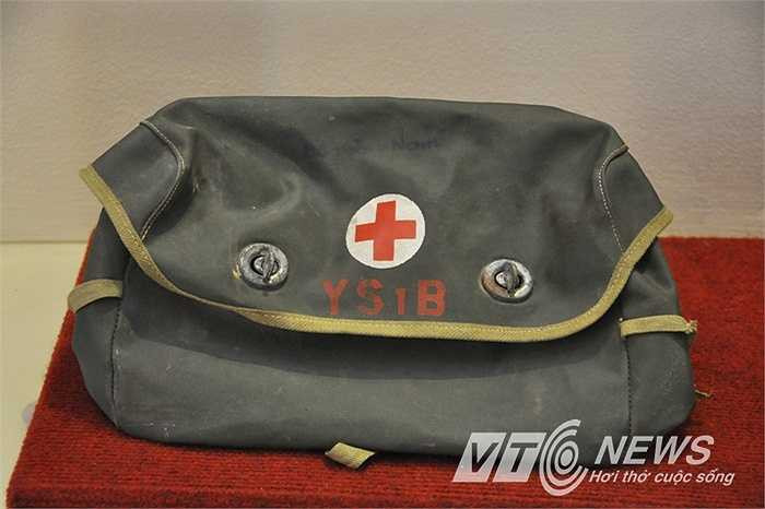 Túi cứu thương trên chiến trường.