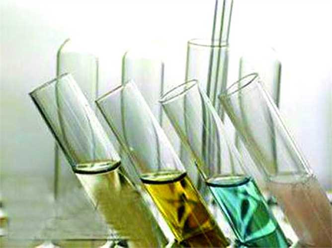 7. Màu xanh hay xanh lá cây: Thủ phạm thông thường trong trường hợp này là măng tây. Một số loại thuốc lại nhất định cũng làm cho nước tiểu màu xanh, bao gồm cả các loại thuốc chống buồn nôn, ợ nóng và vitamin tổng hợp.