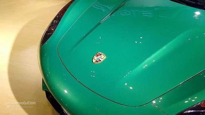 Thậm chí, logo trên nắp capo cũng sao chép trắng trợn của hãng xe sang Đức.