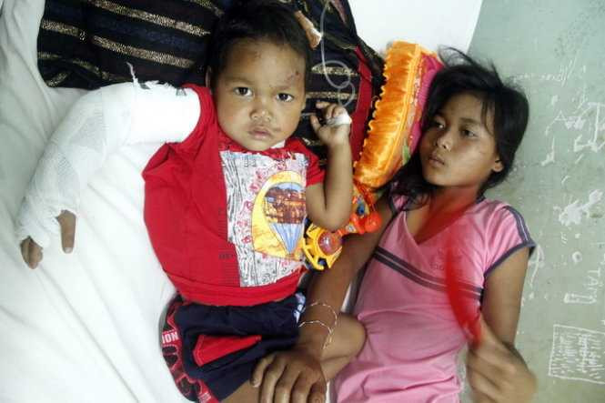 Xót xa chị ngồi ôm em dưới mưa thâu đêm bên thi thể cha mẹ