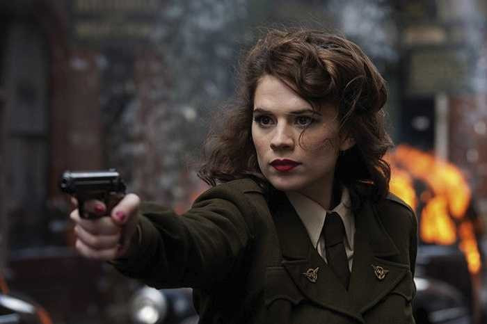 Hayley Atwell: Captain America: The First Avenger là tác phẩm bom tấn giới thiệu mỹ nhân nước Anh tới công chúng toàn cầu. Trong phim, Hayley Atwell thủ vai 'bông hồng có gai' Peggy Carter, người tình trong mộng của Captain America. Dù đây chỉ là vai phụ, khán giả khó có thể quên được hình ảnh cô gái rắn rỏi trong bộ quân phục và mối tình bi thương giữa người đẹp với siêu anh hùng nước Mỹ. 