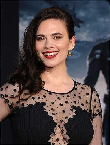 Nét đẹp sắc sảo, đầy đặn của Hayley Atwell vô tình rất phù hợp với chuẩn mực nhan sắc của những năm 40 thế kỷ trước. Vai diễn của cô thành công đến nỗi Marvel Studios quyết định thực hiện hẳn một series riêng về nhân vật Peggy Carter mang tên Agent Carter vào năm 2014. 