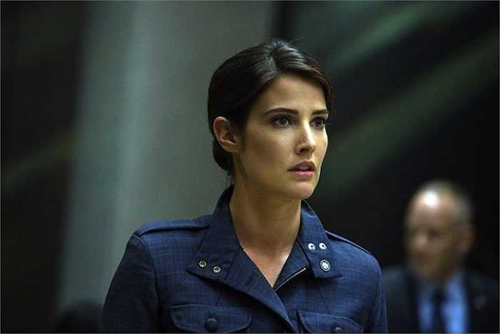 Cobie Smulders: 'Các con, vào năm 2012, dì Robin đã gia nhập tổ chức S.H.I.E.L.D. và cùng nhóm Avengers giải cứu thế giới'. Đây là câu nhại lại lời dẫn quen thuộc của loạt phim truyền hình nổi tiếng How I Met Your Mother mà Cobie Smulders tham gia. Trong siêu bom tấn, cô nàng khoác lên mình bộ quân phục cứng cáp, trở thành nữ điệp viên Maria Hill lạnh lùng, quyết đoán. 