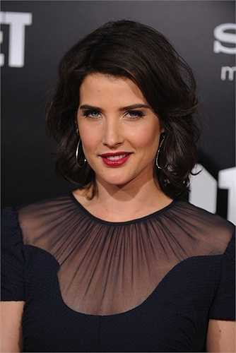 Không có vòng một hay vòng ba nảy nở như các mỹ nhân khác, 'vũ khí chết người' của Cobie Smulders nằm ở vẻ đẹp mạnh mẽ, tự tin đậm chất Canada. Cô gái sở hữu nét quyến rũ của một người phụ nữ chín chắn, nhưng vẫn ẩn chứa một chút nổi loạn hứa hẹn đem tới nhiều bất ngờ. 
