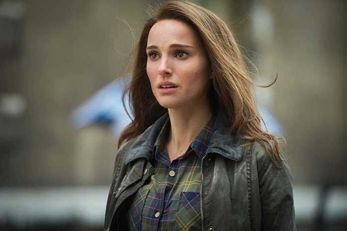 Natalie Portman: Nổi tiếng từ khi mới 12 tuổi khi vào vai cô bé mồ côi trong Léon (1994), mỹ nhân Israel lập tức trở thành ngôi sao nhí triển vọng tại Hollywood. Nổi tiếng từ sớm, nhưng Natalie Portman không bị cuốn vào vòng xoáy danh vọng, tiệc tùng. Trái lại, cô chuyên tâm học hành và trau dồi kỹ năng diễn xuất qua nhiều năm. Nhờ vậy, người đẹp thánh thiện là một trong những ngôi sao hiếm hoi vẹn toàn cả về nhan sắc, tài năng và học vấn. 