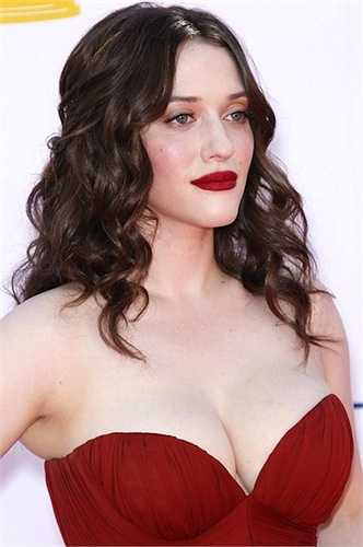 Song, khi gia nhập thế giới phim siêu anh hùng của Marvel Studios, Kat Dennings không chỉ chinh phục khán giả nhờ nhan sắc. Darcy Lewis, cô phụ tá lém lỉnh của Jane Foster trong hai tập phim Thor, luôn nhanh nhẹn, hài hước và khiến người xem phải bật cười. Đây cũng là nhân vật đặt cho búa thần Mjölnir của Thor biệt danh 'Meo meo'. 