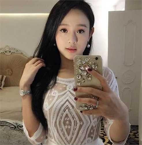 Huyền Baby sinh năm 1989 – từng là một hotgirl đình đám của Hà Nội. Ngay từ khi còn hoạt động trong nhóm nhạc Bsily cùng 2 cô bạn thân thiết là Emily và Hạnh Sino, Huyền Baby đã nổi tiếng sở hữu vẻ đẹp giống y như tên gọi của mình – 'baby' như một em bé.