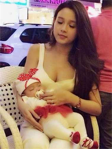 Bà mẹ một con Huyền Baby khiến nhiều người phải trầm trồ ngạc nhiên trước nhan sắc 'không tuổi' của mình. Cô cho biết, mình sở hữu gương mặt 'không thể già' như vậy là do được thừa hưởng từ mẹ đẻ.