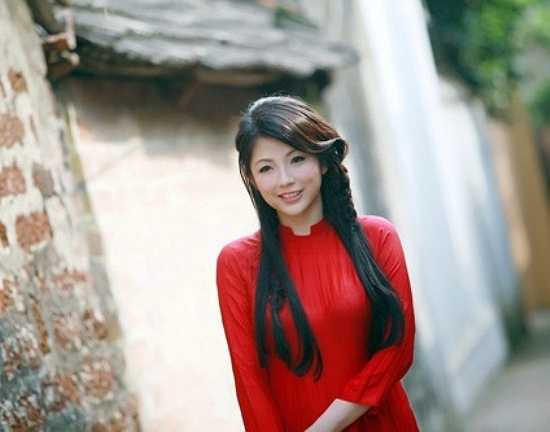 Ngô Kim Thoa có gương mặt rất trẻ cùng vóc dáng nhỏ nhắn không khác gì thiếu nữ đôi mươi.