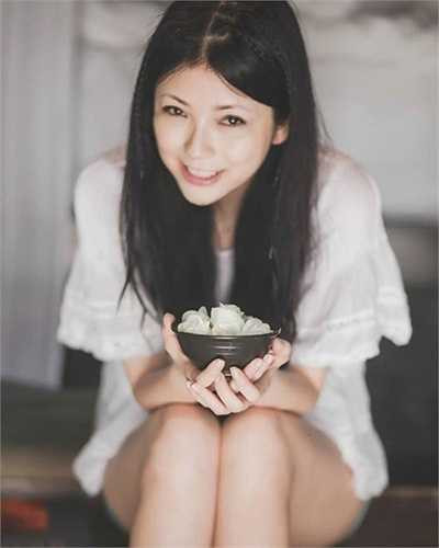 Thoa là một phụ nữ thành đạt, vẻ đẹp của cô khiến nhiều phụ nữ ghen tỵ.