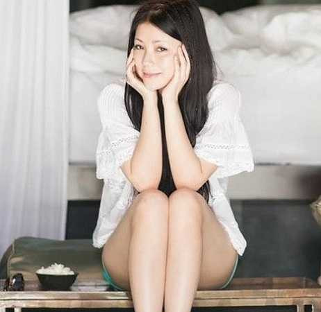 Cô ít trang điểm hay trang điểm rất nhẹ nhàng.