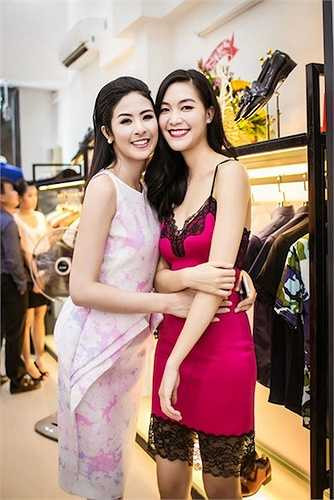 Mỗi lần cùng góp mặt, tham gia các hoạt động của giới giải trí, những Hoa hậu, Á hậu xinh đẹp lập tức trở thành tâm điểm, được đặt lên 'bàn cân', so bì từ nhan sắc tới trang phục, thần thái…