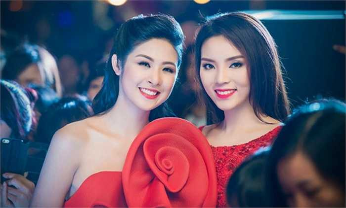 Tại một sự kiện diễn ra mới đây, Hoa hậu Ngọc Hân và Kỳ Duyên đều lựa chọn đầm dạ hội với tông đỏ rực rỡ. Đây là một trong những 'ca khó' của cư dân mạng khi muốn so bì nhan sắc của hai chủ nhân vương miện bởi cả hai đều rất rạng rỡ, tươi tắn. 