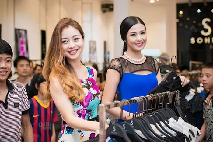 Trang phục và kiểu tóc của Ngọc Hân tại một sự kiện khác cũng khiến cô bị 'già' hơn. Trong khi đó Jennifer Phạm dù nhiều tuổi hơn nhưng lại khá tươi trẻ. 