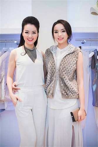 Trước đó, lần 'chào sân' của Kỳ Duyên ngay sau khi đăng quang được đánh giá là chưa thực sự thuyết phục. Dù mặc 'cây' hàng hiệu nhưng nhan sắc của cô vẫn bị 'dìm' khi đứng cạnh một Thụy Vân đơn giản mà thanh lịch. 