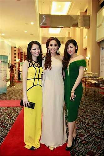 Chiều cao và chiếc đầm như nữ thần cũng khiến Mai Phương Thúy nổi trội khi chụp cùng Á hậu Thụy Vân và Á hậu Tú Anh. 