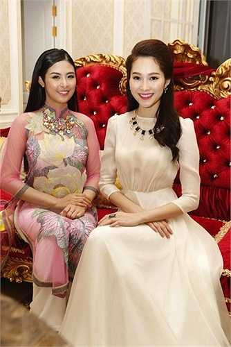 Tuy nhiên, trong một sự kiện có sự góp mặt của Thu Thảo, nhan sắc cũng như cách trang điểm của Ngọc Hân lại chưa được đánh giá cao bằng. 