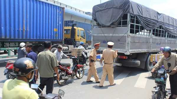 Chồng gào khóc thảm thiết, ôm thi thể vợ bị xe tải cán chết