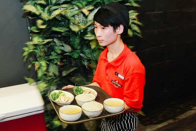 Đi ăn cơm gà Hải Nam Kampong 'ngon lạ' phố Lò Đúc