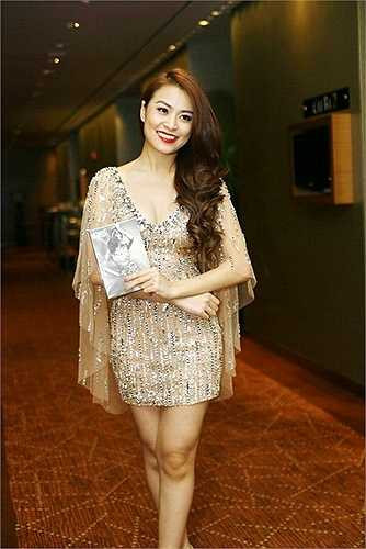 Không ít lần cô bị 'soi' vì để lộ vùng bụng thừa mỡ, phần đùi dư dả thịt và đôi khi là gương mặt có phần thiếu thon gọn. 