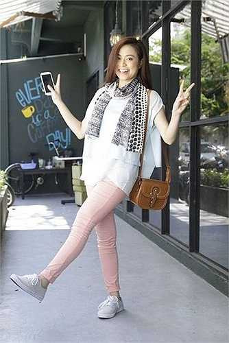 Ở thời điểm hiện tại, khi các hoạt động nghệ thuật không có thành tích đáng kể, Hoàng Thùy Linh chuyển hướng đẩy mạnh tên tuổi từ góc độ thời trang. Ngoài việc đầu tư cho ăn mặc, cô nàng cũng rất chăm chỉ thực hiện những bộ ảnh thể hiện street style của mình. 