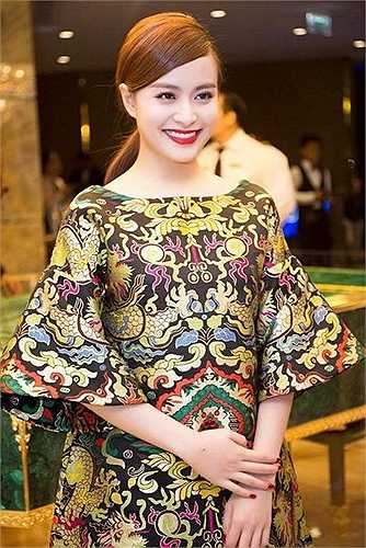 Nghệ thuật sắp đặt, góc máy, cách phối màu và tất nhiên cả những tiểu xảo chỉnh ảnh... đã giúp Hoàng Thùy Linh hoàn thiện thời trang đẹp 100% của mình. 