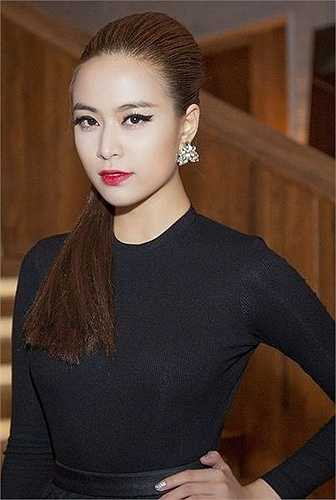 Thần thái ngôi sao là thứ không phải người nổi tiếng nào cũng có. Đó là lý do vì sao cùng một bộ trang phục, cùng một dáng người nhưng có người mặc đẹp, có người lại không. 