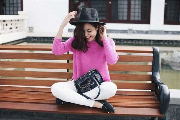 Là bởi, ở cô luôn toát ra sự tự tin, làm chủ hoàn cảnh, làm chủ thời trang của mình. Một Hồ Hà khi sành điệu với những hàng hiệu đắt tiền nhất, hay khi Hà Hộ giản dị với áo pull, quần jean, đôi khi chỉ là một chiếc váy suông, đi dép bệt vẫn cứ phong cách và gợi cảm như thường. 