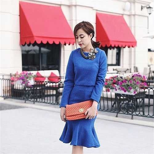 Có lẽ vì Kỳ Duyên chưa ý thức được giá trị của bản thân khi khoác lên bộ trang phục quý tộc. Bởi thế, càng gồng mình, cô lại càng trở nên thiếu hòa nhập với trang phục. 