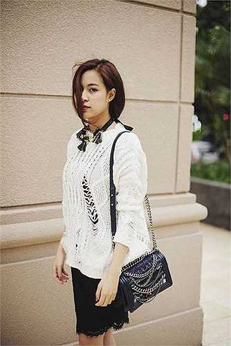 Hoặc, với những trang phục dạo phố, nếu nụ cười của cô không rạng rỡ, nếu ánh mắt không ánh lên sự hân hoan và niềm vui đời thường thì có lẽ hiệu ứng mang lại từ thời trang cũng không thuyết phục đến vậy. 