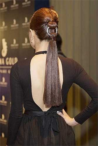 Cụ thể hơn, ở các sự kiện, Hoàng Ku đã rất thông minh khi đón đầu các xu hướng, nhào nặn ra một bộ trang phục cực kỳ ấn tượng và nổi bật cho Hoàng Thùy Linh. Điểm dễ nhận thấy là những tạo hình đó, trước giờ trong showbiz hoàn toàn chưa xuất hiện