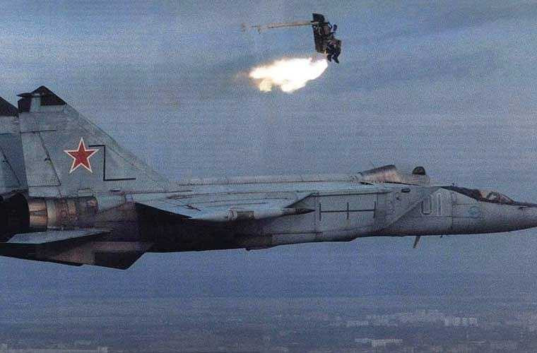 Ghế phóng dù là một hệ thống được thiết kế để cứu phi công hay thành viên phi hành đoàn trong tình huống khẩn cấp (máy bay gặp sự cố kĩ thuật hay bị đối phương bắn hạ trong chiến tranh). Hầu hết các mẫu thiết kế trong lịch sử, ghế ngồi của phi công được phóng ra khỏi máy bay nhờ động cơ rocket. Ảnh: thử nghiệm ghế phóng dù 'bắn' khỏi buồng lái máy bay tiêm kích MiG-25. 