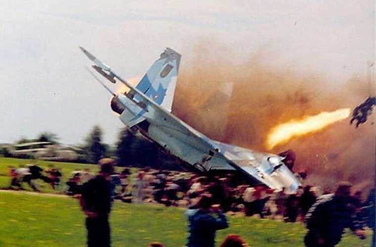 Dù ghế phóng dù nhiều khi gây chấn thương cột sống cho phi công khi mà họ sẽ phải chịu gia tốc rất lớn 12-14G. Tuy nhiên, nhìn chung thì ghế phóng dù đã cứu thoát được khá lớn sinh mạng các phi công trên khắp thế giới. Ảnh: phi công được ghế phóng K-36 bắn ra khỏi chiếc tiêm kích MiG-29 đang sắp nổ tung sau khi đâm xuống đất. 