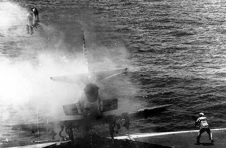 Nếu tính riêng mẫu ghế phóng Martin - Baker được sản xuất ở Anh Quốc từ năm 1946, tính tới tháng 5/2006, loại ghế này đã cứu thoát 7.152 phi công. Trong ảnh, phi công William Belden được ghế phóng 'bắn ra' khỏi máy bay A-4 Skyhawk sắp lao xuống biển. 