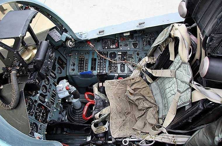 Còn trên các thế hệ chiến đấu mới hơn như cường kích Su-22M4, tiêm kích đa năng Su-27/30 đều được trang bị ghế phóng khẩn cấp NPP Zvezda K-36. Trong ảnh, ghế phóng dù K-36D trang bị trên tiêm kích Su-27. 