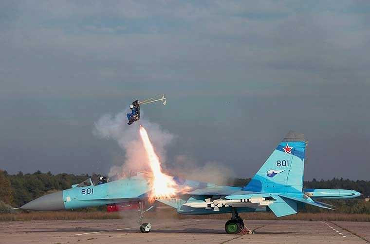  Cấu tạo ghế bao gồm: cơ cấu phóng tên lửa, hộp số, hệ thống bảo vệ vùng đầu phi công với một mái vòm che sẽ bung ra từ phần gối tựa đầu, cùng những hệ thống khác để bảo đảm an toàn cho phi công. Tổng trọng lượng ghế phóng là dưới 103kg (bao gồm cả các hệ thống dù, bộ phận bảo đảm sự sống, hệ thống oxy khẩn cấp và pháo hiệu). 