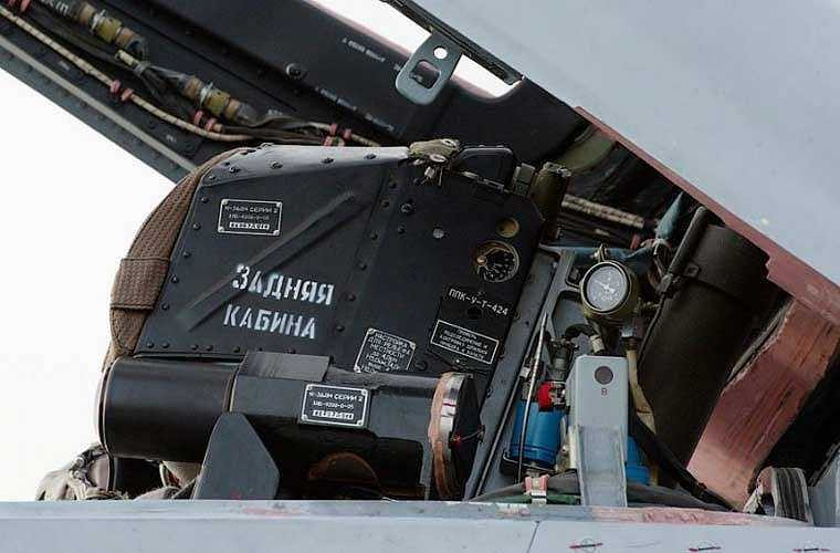 Ảnh: phần bảo vệ vùng vùng đầu phi công của ghế phóng K-36. 