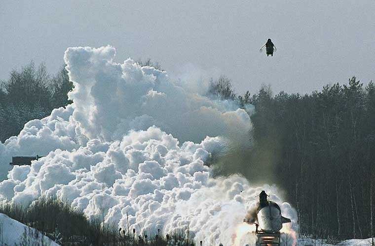  Các ghế phóng K-36 bảo đảm phi công thoát hiểm an toàn trong dải vận tốc từ 0 đến 1.300-1.400km/h (tùy theo loại thiết bị bảo hộ), độ cao từ 0-20.000m. Ảnh: thử nghiệm ghế phóng K-36 trang bị trên tiêm kích – bom hạng nặng Su-34. 